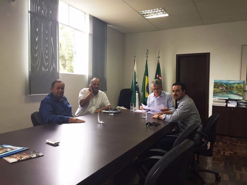 PRESIDENTE DO CIVARC SE REÚNE COM SECRETARIO DA AGRICULTURA PARA CONSTRUÇÃO DE FRIGORIFICO 