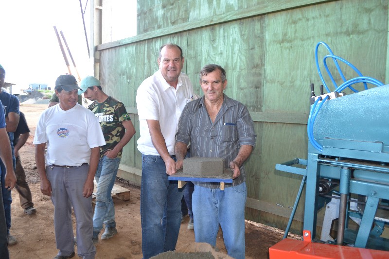 PRESIDENTE DO CIVARC ADQUIRE KIT DE FABRICAÇÃO DE BLOQUETES DE CIMENTO